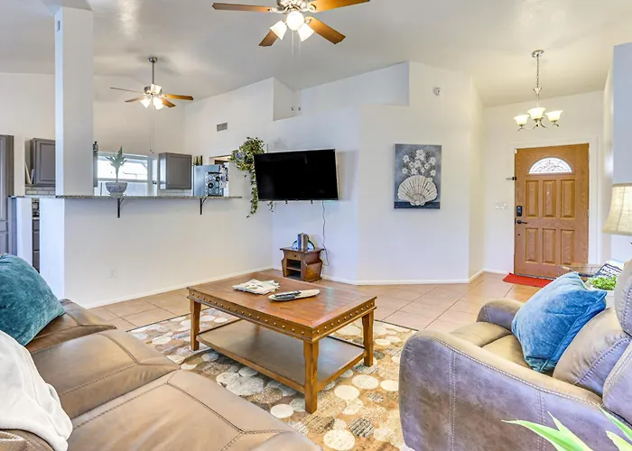 Holiday home Private Pool & Fenced Yard: Sunny Glendale Getaway