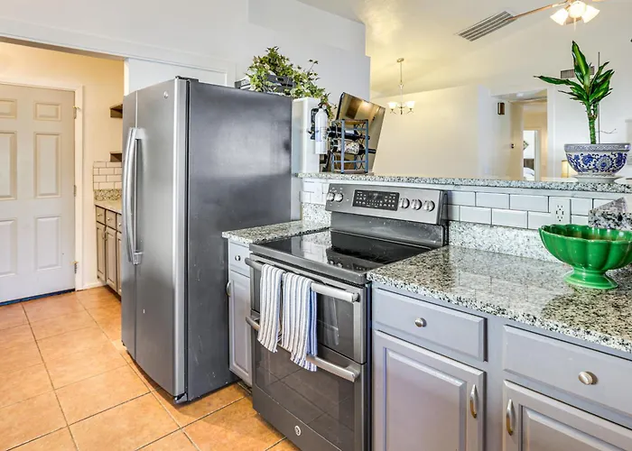 Private Pool & Fenced Yard: Sunny Glendale Getaway Holiday home *