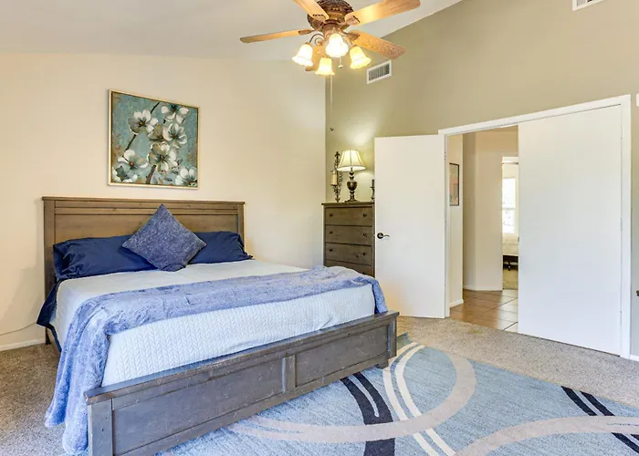 Holiday home Private Pool & Fenced Yard: Sunny Glendale Getaway *
