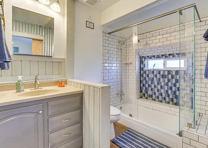 Private Pool & Fenced Yard: Sunny Glendale Getaway Holiday home