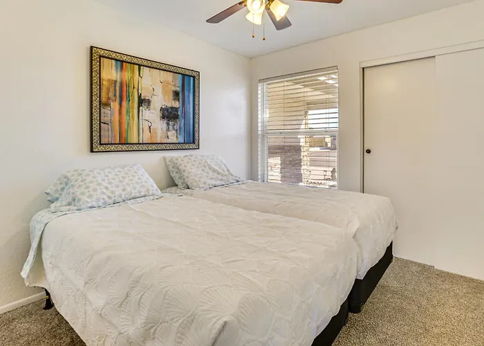 Holiday home Private Pool & Fenced Yard: Sunny Glendale Getaway Phoenix
