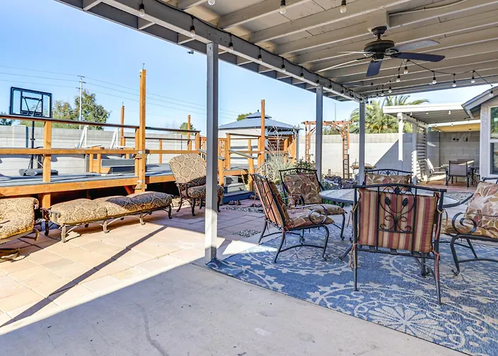 Holiday home Private Pool & Fenced Yard: Sunny Glendale Getaway